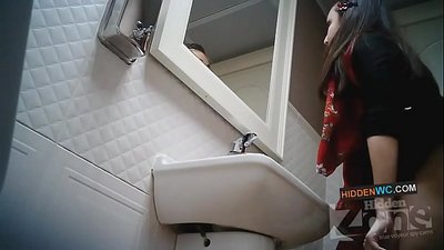 Dolda kameror på damtoaletten (1)
